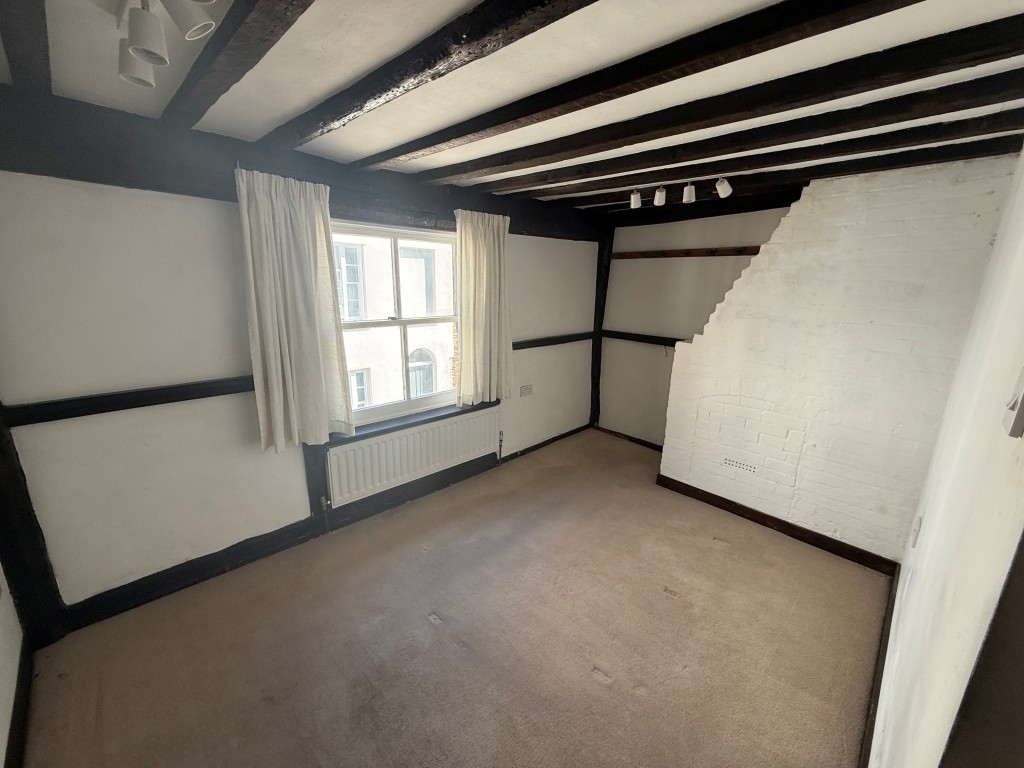 Lot: 101 - VACANT SHOP AND SELF-CONTAINED FLAT IN TOWN CENTRE - Bedroom 2